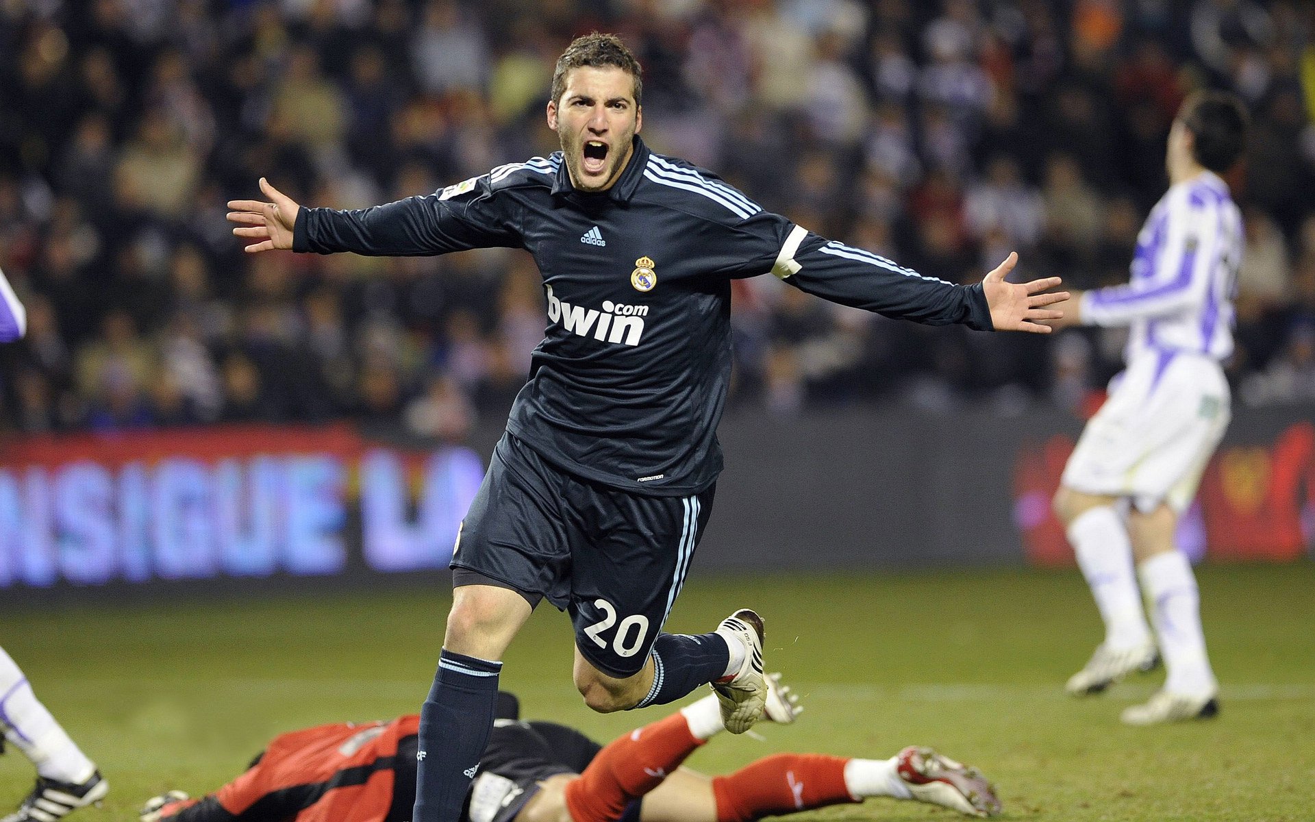 世界杯:球员更衣室全景首次被官方记录 展现赛前紧张与赛后释放